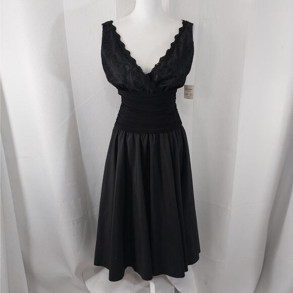 NWT! JESSICA HOWARD! LUXE BLACK LACE BODICE, FULL SKIRT MAXI DRESS! SZ 10 - Picture 2 of 9